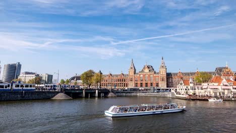 Amsterdam-city-skyline-timelapse-en-la-estación-Central-de-Ámsterdam,-Ámsterdam,-Países-Bajos,-lapso-de-tiempo-de-4-K