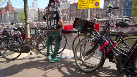 Un-hombre-cuidando-sus-bicicletas-siendo-estacionados