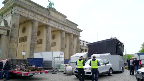 Das-weiße-Gebäude-in-der-Stadt-und-die-beiden-Polizeibeamten