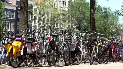 Fahrrad-Parkplatz-in-der-Stadt-Amsterdam,-eine-fahrradfreundliche-Stadt,-4K