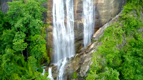 In-der-Nähe-Ansatz-Wasserfall-Luftbild-Drohne-im-Regenwald,-Siriphum-Wasserfall-in-Chiang-Mai,-Thailand.