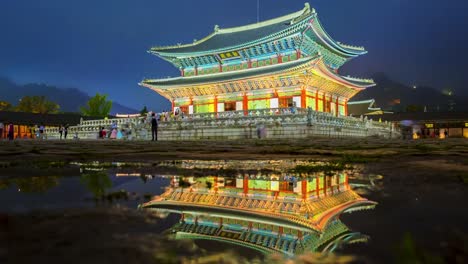 Time-lapse-of-tourists-swarming-through-Gyeongbokgung-Palace-in-Seoul-City,South-Korea.Zoom-in