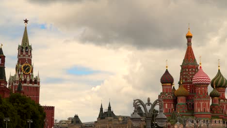 St.-Basil-Cathedral-y-Torre-de-Spasskaya-contra-el-fondo-de-nubes