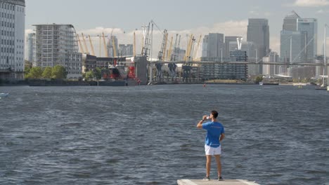 Ein-junger-Mann-läuft-aber-London-mit-City-of-London-hinter-ihm.