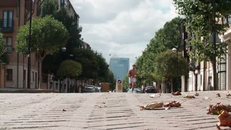 Un-joven-corriendo-aunque-Londres-con-ciudad-de-Londres-detrás-de-él.