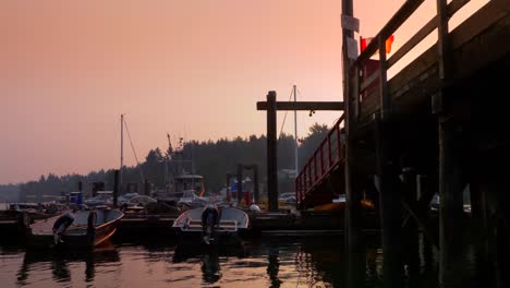 Vancouver-Kanada-Hafen-Boote,-rosa-Himmel-Sonnenuntergang-und-Kanada-Flagge-Zeitlupe