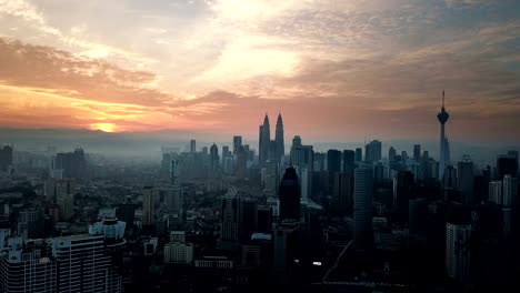 Cielo-ardiente-contra-rascacielos-de-Kuala-Lumpur-con-niebla-y-niebla-por-la-mañana.