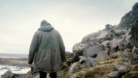 Jungen-Mann-zu-Fuß-durch-die-Berge-im-Vatnajökull-Reisen-Eis-Lagune-mit-Gletscher-in-Island