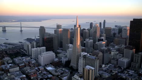 Ciudad-vista-del-atardecer-aéreo-rascacielos-San-Francisco-Estados-Unidos