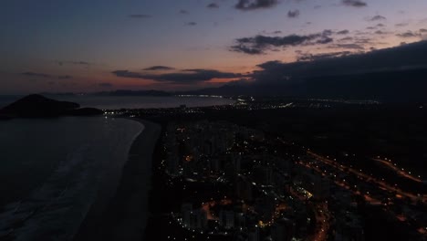 Riviera-Sao-Lourenco-Beach-por-la-noche,-Sao-Paulo,-Brasil