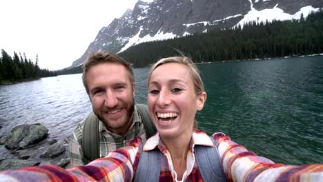 Joven-pareja-senderismo-toma-selfie