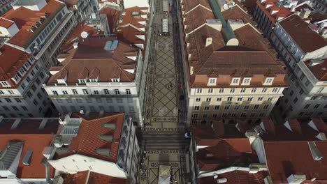 Vuelo-en-Praca-do-Comercio,-Lisboa,-Portugal