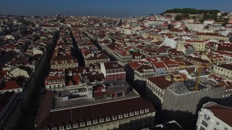 Vuelo-en-Praca-do-Comercio,-Lisboa,-Portugal