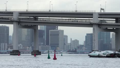 Moderno-barco-de-hotaluna-de-Hikimo-va-debajo-de-la-ciudad-del-emblemático-Puente-de-Tokio