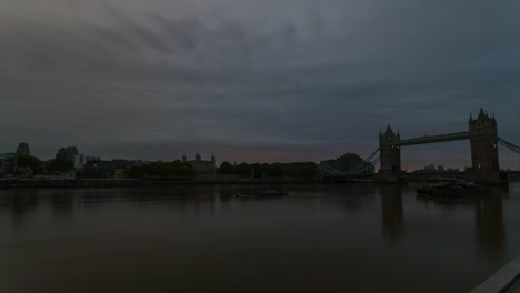 Famoso-puente-de-la-torre-de-Londres-en-timelapse-de-la-hora-dorada