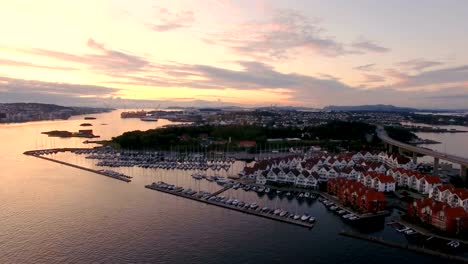 Antena:-Yates-en-la-bahía-de-Stavanger-en-puesta-del-sol