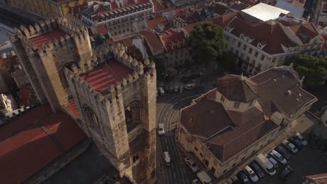 Portugal-sonnigen-Tag-Lissabon-berühmten-Kathedrale-Verkehr-Straße-Antenne-Stadtpanorama-4k