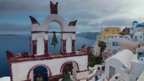 sonnigen-Tag-Santorini-Insel-Oia-Stadt-Glocke-Küste-Panorama-4-k-Zeit-hinfällig,-Griechenland