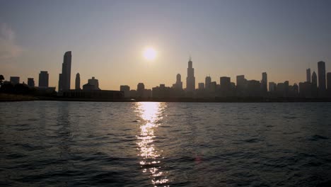 Vista-de-Chicago-Skyline-de-los-rascacielos-de-la-ciudad-al-atardecer