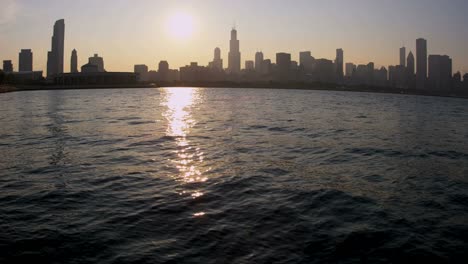 Vista-del-Skyline-de-Chicago-del-lago-Michigan-al-atardecer