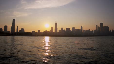 Chicago-Skyline-Blick-auf-die-Wolkenkratzer-der-Stadt-bei-Sonnenuntergang