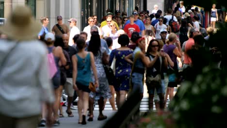 Chicago-Multi-ethnischen-Touristen-auf-belebten-Straßen-der-Innenstadt