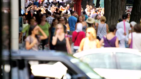 Multi-ethnischen-Menschen-zu-Fuß-auf-die-Straßen-der-Stadt-Chicago