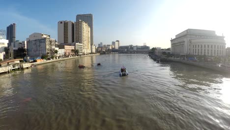 Motorisierte-Boot-Segeln-auf-riesigen,-düsteren-Pasig-River-am-frühen-Morgen