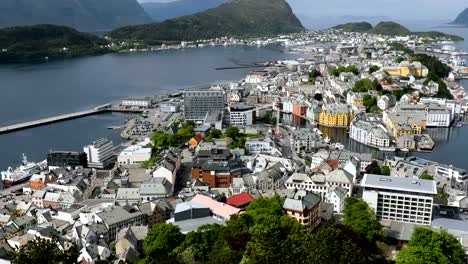 Stadt-von-Alesund-Norwegen-Luftaufnahmen