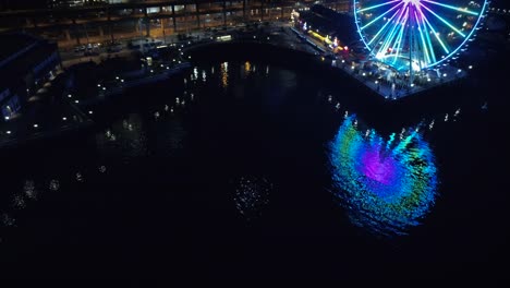 Abstrakte-Luftaufnahme-des-Riesenrad-Spiegelung-im-Nacht-Wasser