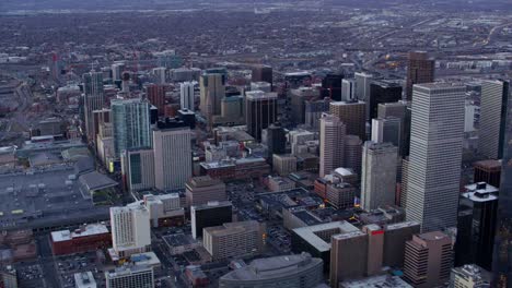 Luftaufnahme-der-Innenstadt-von-Denver-Gebäude-in-der-Dämmerung