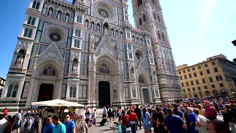 Personas-en-la-Catedral-de-Florencia-en-Florencia,-Italia