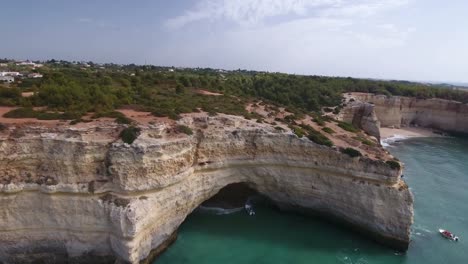 Imágenes-de-drone-de-4K-de-Benagil-cueva-en-Algarve,-Portugal