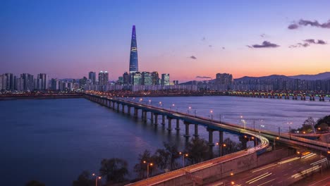 Zeitraffer-Video-des-Han-Flusses-in-der-Nacht-mit-Blick-auf-die-Skyline-der-Stadt-Seoul-in-Südkorea,-timelapse