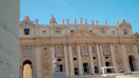 Estatuas-en-la-parte-superior-de-la-Basílica-de-San-Pedro-en-el-Vaticano-Roma