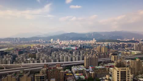 día-soleado-taipei-paisaje-urbano-vial-nudo-aéreo-panorama-4k-timelapse-Taiwán