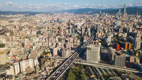 día-soleado-taipei-paisaje-urbano-tráfico-céntrico-calle-aérea-panorama-4k-timelapse-Taiwán