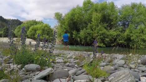 Mann-Fliegenfischen-am-Mataura-River-in-Southland-Region-der-Südinsel-von-Neuseeland