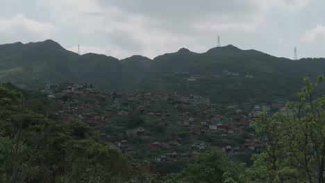 Time-lapse-tiro-de-nube-móvil-sobre-Jiufen,-también-deletreado-Jioufen-o-Chiufen