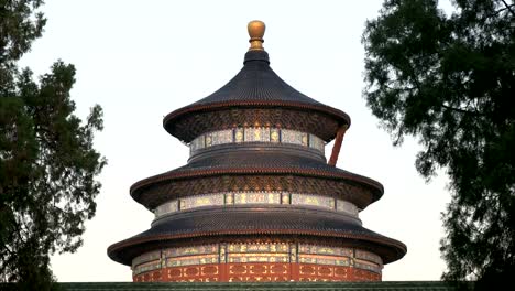 zoom-out-close-up-shot-of-the-temple-of-heaven,-beijing