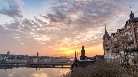 Noche-de-skyline-de-la-ciudad-de-Stockholm-a-día-amanecer-timelapse-en-Gamla-Stan-y-Slussen,-Stockholm-Suecia-4K-Time-Lapse