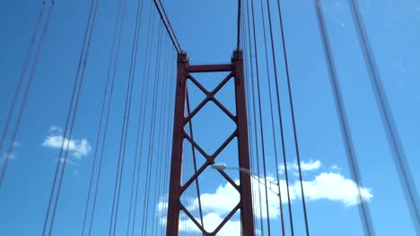 Montar-el-puente-25-de-abril-de-Lisboa-en-el-día-hermoso-de-verano