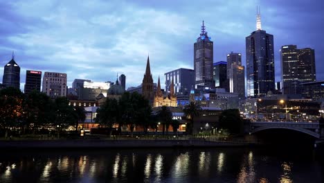 in-der-Nacht-des-Yarra-River-und-Melbourne-Center-Pan