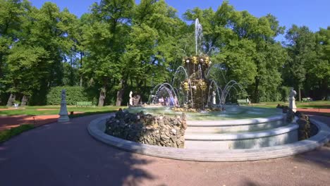 Estatuas-de-la-fuente-y-de-la-antigüedad-y-el-jardín-de-verano-en-San-Petersburgo,-Rusia.