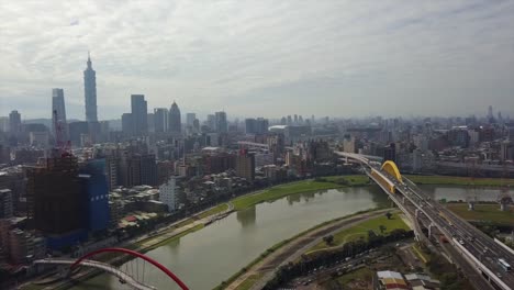 Taiwan-Taipei-Stadtbild-sonnigen-Tag-Verkehr-Straße-und-Fluss-Brücke-Innenstadt-aerial-Panorama-4k