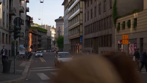 Italien-Sonnenuntergangszeit-Mailand-Stadt-Verkehr-Straße-Zebrastreifen-Panorama-4k