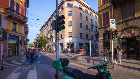 Italien-sonnige-Mailand-Stadt-Verkehr-Straße-Kreuzung-4k-Zeitraffer