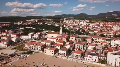 San-Vincenzo,-Toskana,-Italien,-2018.-Luftaufnahme-von-Meer,-Strand-und-Stadt