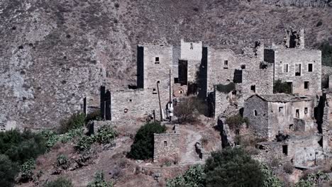 Old-tower-houses-in-village-Vathia-on-Mani,-Greece