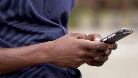 Jugend,-Geräte,-Kommunikation-jungen-Schwarzen-Mannes-Hände-Tippen-auf-Smartphone